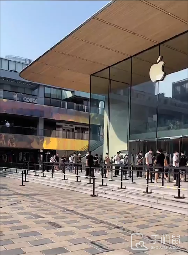 iPhone 14系列三里屯Apple Store实拍画面曝光，果粉们早已大排长龙
